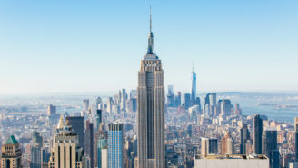 Skyline von New York mit dem Empire State Building im Vordergrund.